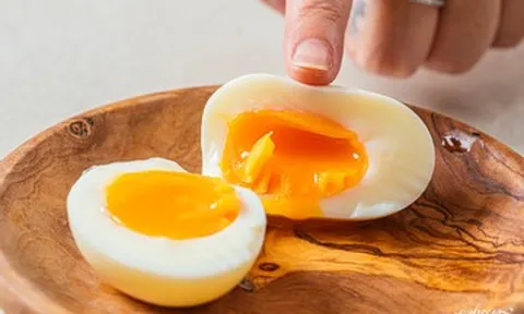 Luộc trứng lòng đào bao nhiêu phút để dẻo ngậy, không tanh?