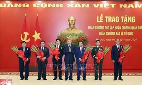 Trao tặng Huân chương cao quý cho lãnh đạo Đảng, Nhà nước và cán bộ cấp cao