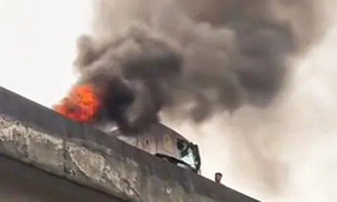 Xe đầu kéo bốc cháy ở Vành đai 3 trên cao, khói đen cuồn cuộn