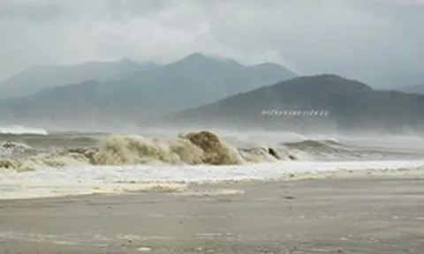 Nhóm nam sinh ở Gia lai đi tắm biển, 1 người bị sóng cuốn mất tích