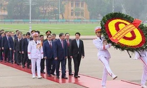 Đại biểu Quốc hội khóa XVI vào Lăng viếng Chủ tịch Hồ Chí Minh trước giờ khai mạc kỳ họp thứ nhất