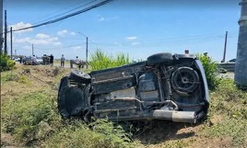 Tài xế đột quỵ, ô tô chở cả gia đình lật nhào trên đường ở TP.HCM