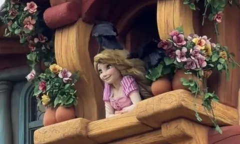 Quạ mổ tới tấp mô hình công chúa tóc mây ở Disney Nhật Bản