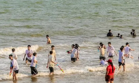 Rốt ráo 'thay áo' cho bãi biển Sầm Sơn trước cao điểm 30/4
