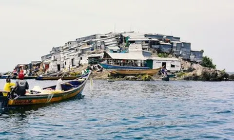 Ngôi làng nhỏ hơn sân bóng đá, gần 1.800 người chen chúc mưu sinh