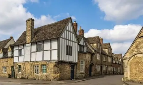 Ngôi làng 800 tuổi đẹp như tranh vẽ, là bối cảnh phim Harry Potter