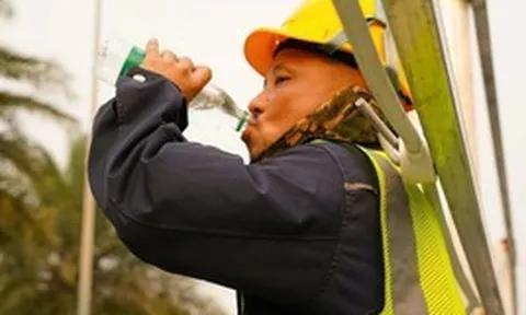 Người Hà Nội 'nung mình' trong đợt nắng nóng gay gắt đầu tiên năm 2026