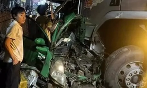 Taxi đấu đầu xe tải trước chợ, 3 người thương vong