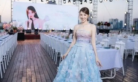 Thúy Ngân rực rỡ trên du thuyền