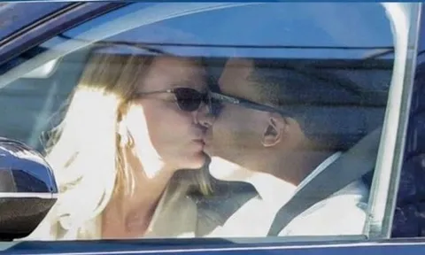 Bắt gặp siêu sao Mbappe lái xế hộp, hôn bạn gái diễn viên giữa phố