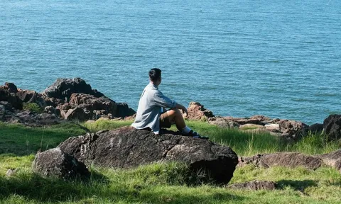 Khách Tây 'sốc' cảnh chủ quán cà phê ném ghế xuống vực núi Sơn Trà