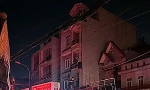 Vụ cháy nhà trọ ở TPHCM: Lính cứu hộ băng mình xuyên qua khói lửa cứu người