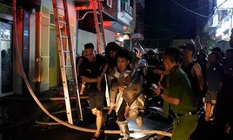 Giải cứu 5 người trong vụ cháy ngôi nhà 6 tầng lúc nửa đêm