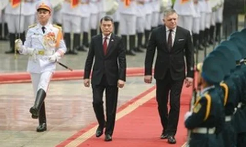 Thủ tướng Lê Minh Hưng chủ trì lễ đón Thủ tướng Slovakia