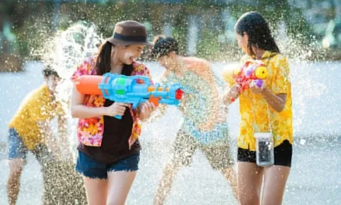 Lễ hội té nước Phuket trở lại
