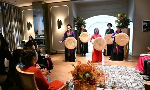 Phu nhân Chủ tịch Quốc hội thưởng thức dân ca quan họ do sinh viên Italia biểu diễn