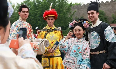 Khách ngoại đổ xô đến Trung Quốc nhờ visa thuận lợi