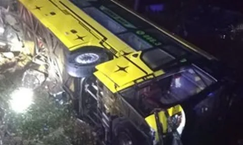 Xe khách lật trên Quốc lộ 14, nhiều người hoảng loạn