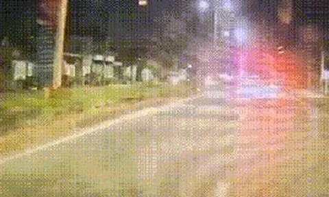 Khoảnh khắc hai tài xế giải cứu bé gái 3 tuổi chạy ra giữa quốc lộ ở TPHCM