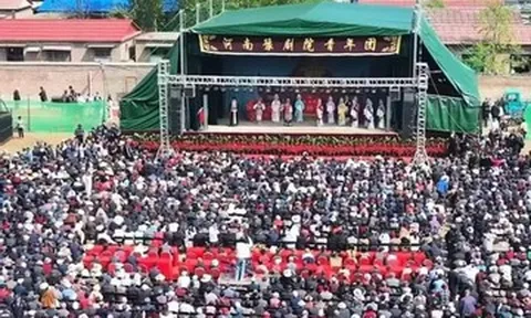 Doanh nhân chi hơn 1,9 tỷ đồng mừng thọ cha, mời cả làng xem kịch miễn phí