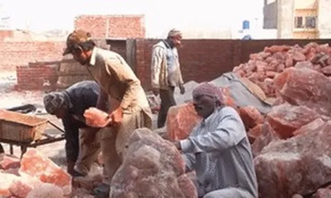 Bên trong mỏ muối hồng Himalaya lớn nhất thế giới, tạo ra 400.000 tấn mỗi năm