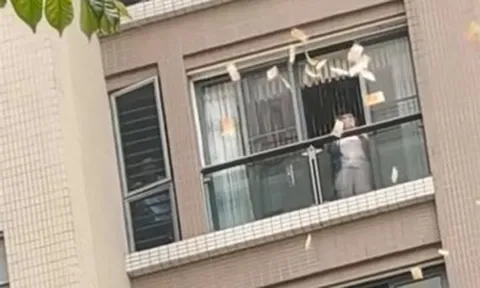 Người phụ nữ liên tục ném tiền xuống đất, nhiều người tranh nhau nhặt