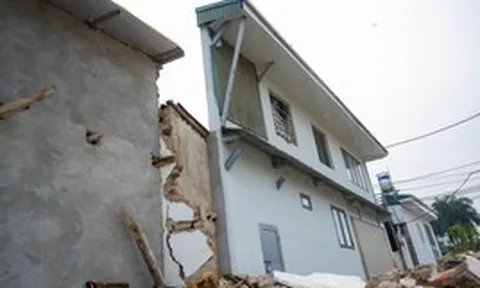 Cận cảnh loạt nhà siêu mỏng, siêu méo trên tuyến đường 500m ở Hà Nội