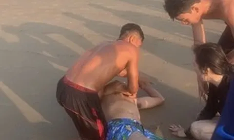 Clip 49 giây ghi lại cảnh cứu và sơ cứu 2 vợ chồng du khách ngay trên bãi biển Vũng Tàu