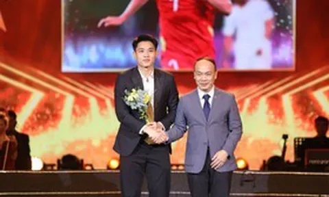 Cầu thủ Đình Bắc được vinh danh là "Gương mặt trẻ Thể thao của năm"