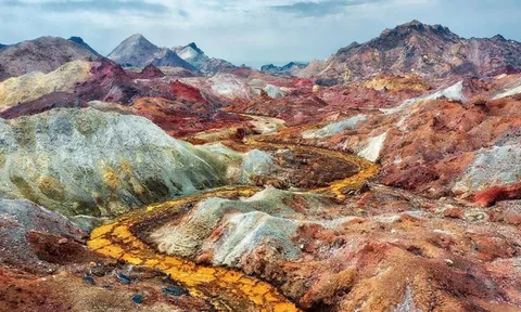 Hòn đảo du lịch giữa eo biển Hormuz