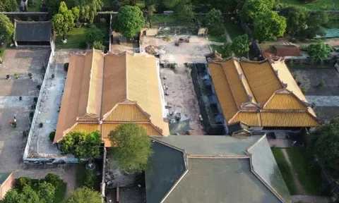 Tranh luận trùng tu nhà hát cổ trong lăng tẩm ở Huế