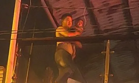 Hình ảnh Đại úy công an băng mình qua lửa, cởi áo che cho bé 18 tháng tuổi gây xúc động mạnh