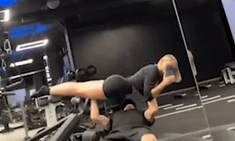 Ngôi sao Chelsea gây bão với clip dùng bạn gái xinh đẹp làm... tạ đẩy ngực