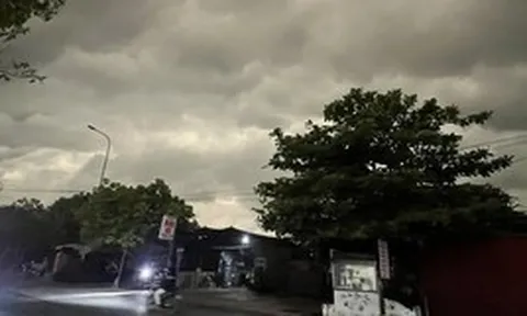 Chuyên gia nói gì về bầu trời bỗng tối sầm vào sáng nay 17-4 ở Hà Nội?