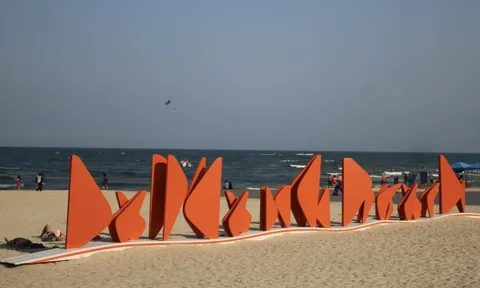 Giải mã 'dòng chữ lạ' trên bãi biển Đà Nẵng