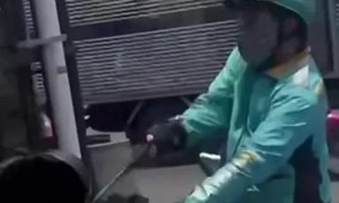 Tài xế xe ôm công nghệ cầm gậy 3 khúc đánh người đi đường giữa giao lộ ở TP.HCM