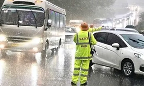 Mưa trắng trời Đền Hùng, biển người và xe vẫn ùn ùn đổ về trẩy hội sớm cả một tuần!