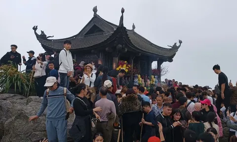 Cảnh báo khi du khách liên tục trượt ngã trên núi Yên Tử