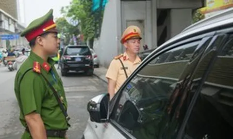 CSGT Hà Nội sử dụng thiết bị đặc biệt để xử lý 1 lỗi vi phạm giao thông phổ biến, các tài xế chú ý