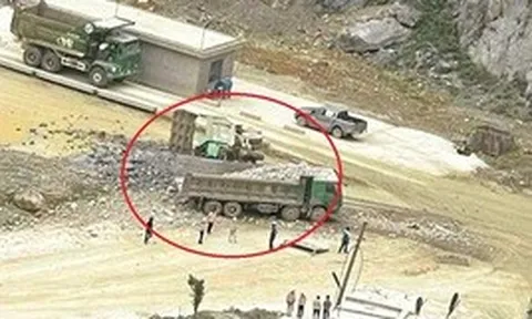 Xe tải nghi mất phanh lao từ trên mỏ đá, tông xe tải khác, 2 tài xế tử vong