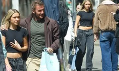 Tóm dính David Beckham đưa con gái đi shopping, nhan sắc "cam thường" của tiểu thư Harper khác trên mạng quá