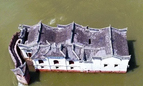 Bí ẩn ngôi chùa hơn 700 năm giữa sông Trường Giang, lặng lẽ ẩn hiện theo mùa nước