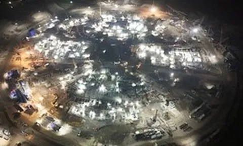 Đại công trường rực sáng xuyên đêm, tăng tốc xây sân vận động lớn nhất thế giới