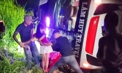 Xe khách chở hơn 40 người lật nghiêng khi xuống dốc ở Lào Cai