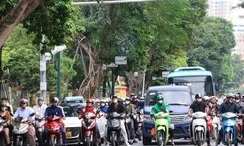Hà Nội cấm xe máy xăng ở 11 tuyến phố từ 1-7: Người dân nói gì?
