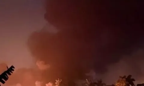 CLIP: Tận thấy kho xưởng rộng 500m2 bốc cháy ngùn ngụt ở Đông Anh