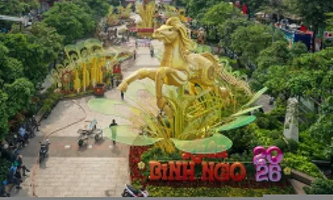 Lượng khách đông chưa từng có đến Đường hoa Nguyễn Huệ 2026