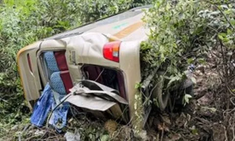 Sơn La: Xe chở 25 người lao xuống taluy sâu 100m, nhiều người thương vong