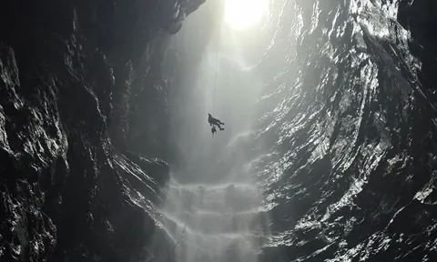 Bên trong hang động mới có thác nước cao 350 m ở Quảng Trị