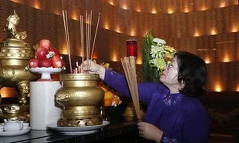 Lãnh đạo TPHCM dâng hương, dâng hoa tưởng niệm các Anh hùng liệt sĩ